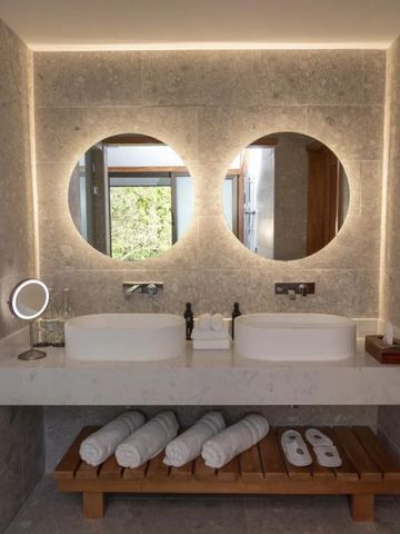 Doppelwaschtisch mit runden Spiegeln im eleganten Badezimmer