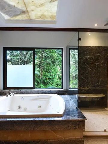 Privater Whirlpool mit Blick auf üppige Vegetation