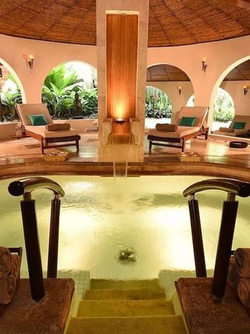 Luxuriöser Innenbereich mit Thermalwasserbecken und Liegestühlen