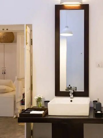 Modernes Badezimmer mit großem Spiegel und Waschbecken