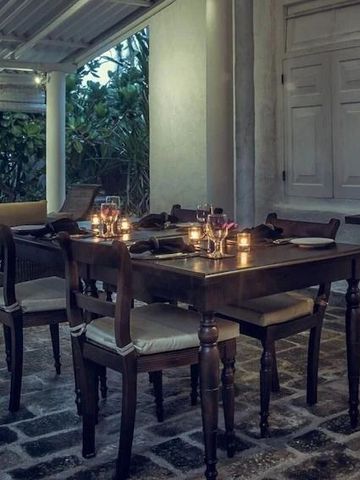 Abendliche Stimmung im offener Essbereich mit Kerzenlicht