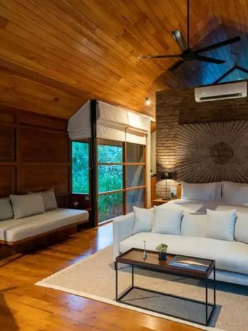 Geräumiges Zimmer mit Holzwänden und Sitzbereich mit Sofa