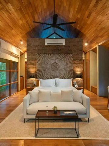 Luxuszimmer mit hohen Holzdecken und elegantem Sofa