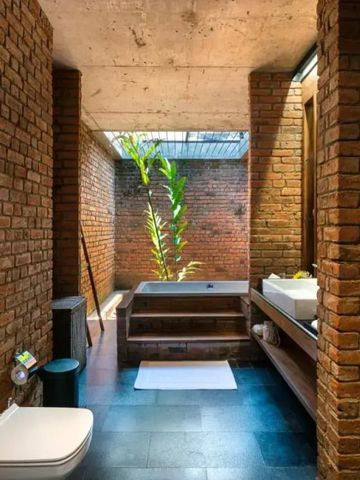 Modernes Badezimmer mit Backsteinwänden und Tageslichteinfall
