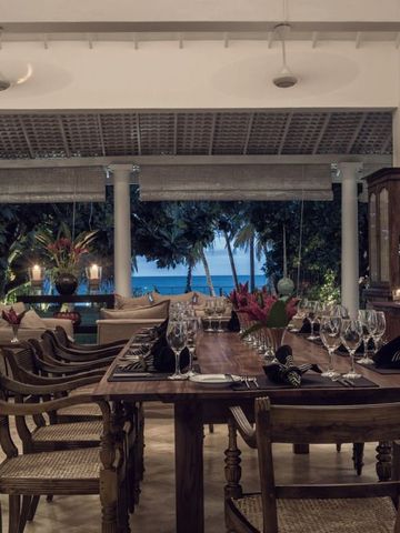 Eleganter Essbereich mit Blick auf das Meer und stilvollen Dekorationen