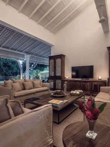 Gemütliche Lounge mit stilvollem Mobiliar und sanfter Beleuchtung