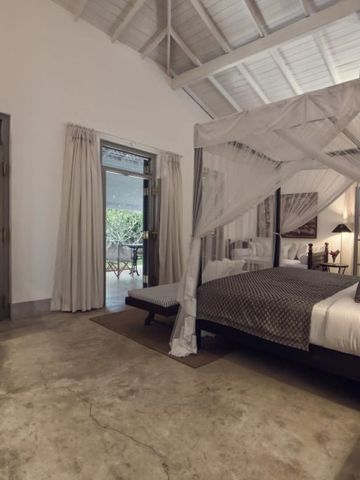 Schlafzimmer mit Himmelbett und rustikalem Stil in einer Villa