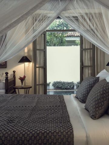 Elegantes Schlafzimmer mit großem Bett und Blick auf den privaten Garten