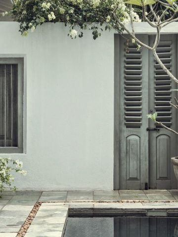 Privater Eingang mit grüner Vegetation und kleinem Pool