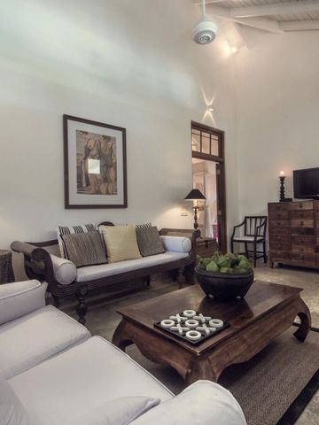 Elegantes Wohnzimmer in einer Villa mit bequemen Sitzmöbeln und Holzmöbeln