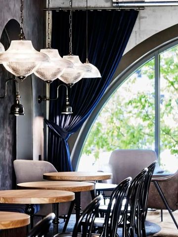 Stilvolle Lounge mit eleganter Beleuchtung und großen Fenstern