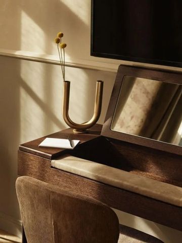 Eleganter Arbeitstisch mit Spiegel in einem Hotelzimmer