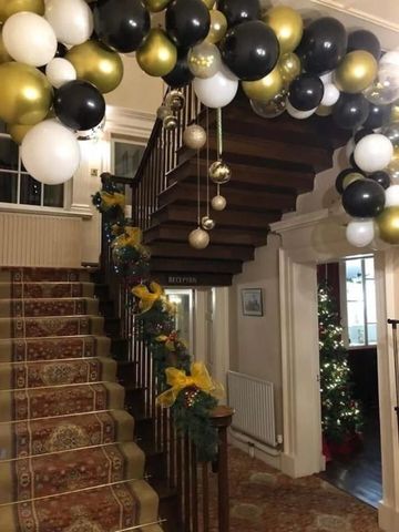 Elegante Treppe mit festlicher Dekoration im Hotel