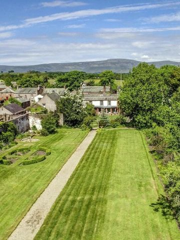 Luftaufnahme eines gepflegten Gartens mit umliegender Landschaft