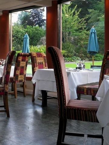 Restaurant mit großen Fenstern und eleganten Sitzgelegenheiten