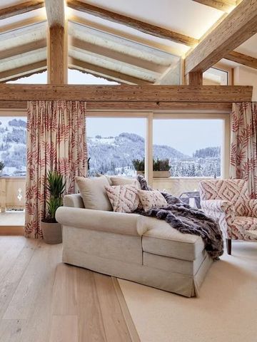 Gemütlicher Wohnbereich mit großen Panoramafenstern und Bergblick im Tennerhof Chalet