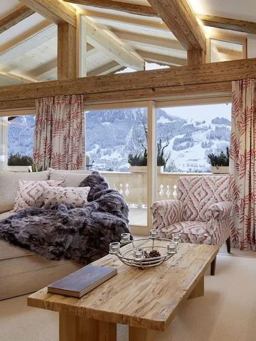 Luxuriöser Wohnbereich mit Holzakzenten und beeindruckendem Bergblick im Chalet