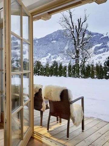 Panoramablick von der Terrasse mit verschneiter Landschaft und Bergen im Hintergrund