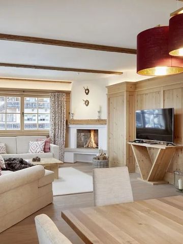 Gemütliches Wohnzimmer im Chalet-Stil mit Holzelementen und großem Fenster