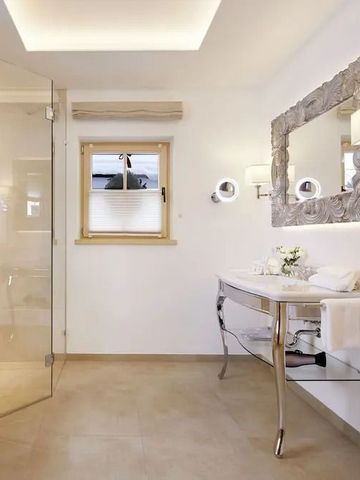 Elegantes Badezimmer mit großer Spiegelwand und modernen Armaturen