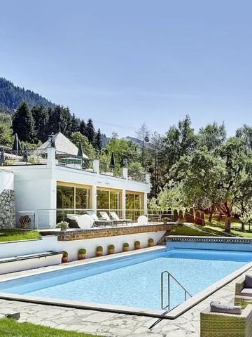 Modernes Gebäude mit großem Pool und Berglandschaft