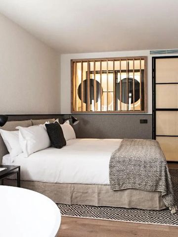 Geräumiges Schlafzimmer mit modernem Design und freistehender Badewanne