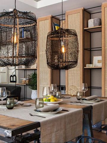 Gemütliches Restaurant mit stilvollen hängenden Lampen und gedecktem Tisch