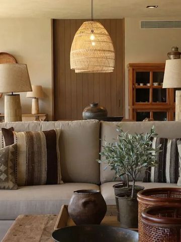 Gemütliche Lounge mit Sofa, Kissen und hängender Lampe im Terra Rosa Country House