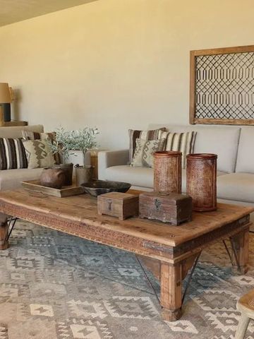 Einladende Lounge mit Holztisch und bequemer Sitzgelegenheit