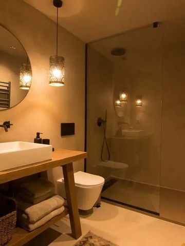 Helles Badezimmer mit großer Dusche und modernen Akzenten.