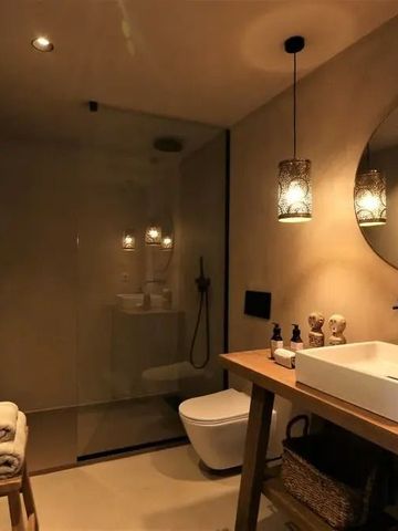 Zeitgemäßes Badezimmer mit geräumiger Dusche und stilvoller Ausstattung.