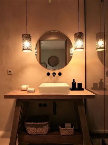 Elegantes Badezimmer mit modernem Design und stimmungsvoller Beleuchtung