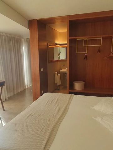 Modernes Zimmerinterieur mit offenem Schrank und Schreibtisch.