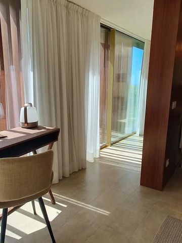 Arbeitsbereich am Fenster mit natürlichem Licht und Vorhängen.