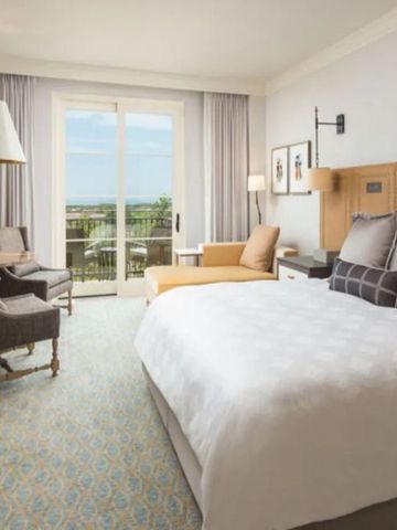 Moderne Unterkunft mit Doppelbett und französischem Fenster zur Terrasse