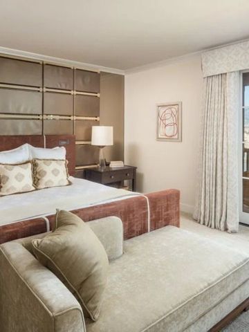 Luxuriöses Gästezimmer mit Sofa und Balkon mit Landschaftsblick