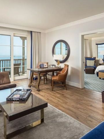 Suite mit Wohnbereich und Balkon mit Panoramablick auf das Meer