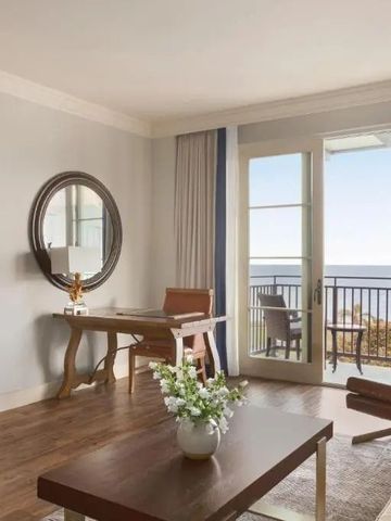 Geräumiges Wohnzimmer einer Suite mit Meerblick und eleganter Einrichtung