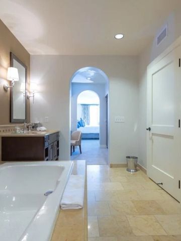 Modernes Badezimmer mit großzügiger Badewanne und weichen Handtüchern