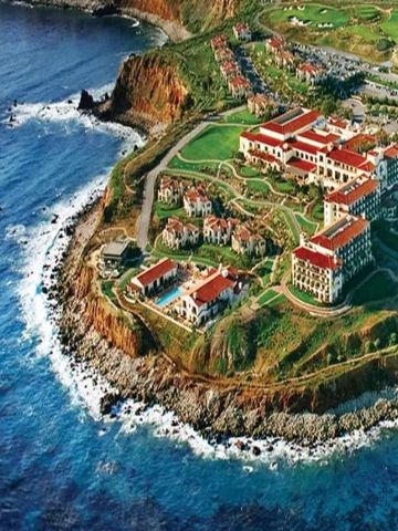 Luftaufnahme des Terranea Resorts auf einer Klippe am Meer