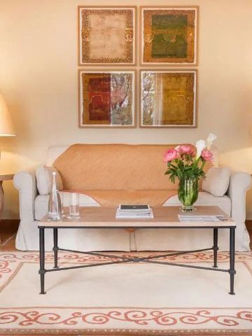 Gemütlicher Wohnbereich mit stilvollen Möbeln und Kunstwerken