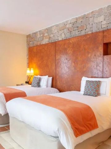 Modernes Hotelzimmer mit zwei komfortablen Betten und dezenter Beleuchtung