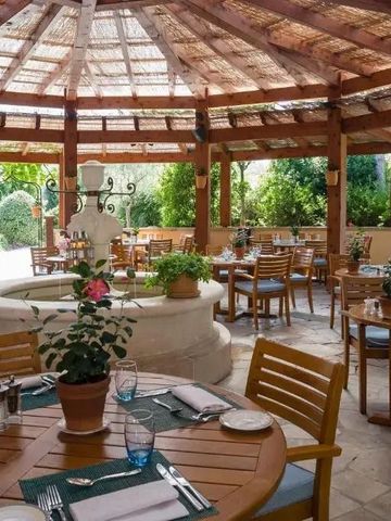 Elegantes Restaurant mit Holztischen und Gartenblick