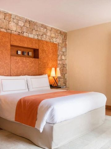 Gemütliches Doppelzimmer mit rustikaler Steinwand und warmen Farben