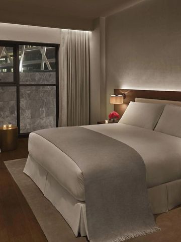 Modernes Gästezimmer mit gemütlicher Beleuchtung und Holzdetails