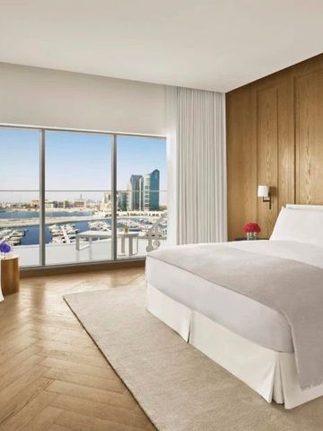 Luxuszimmer mit Blick auf den Yachthafen und moderne Skyline