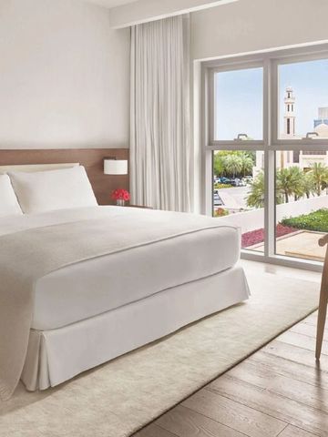 Helles Hotelzimmer mit Ausblick auf die Stadt und Kirchturm