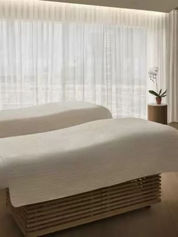 Spa-Behandlungsraum mit zwei Massagebetten und sanfter Beleuchtung