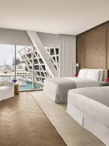 Modernes Schlafzimmer mit zwei Betten und Panoramablick auf die Stadt.