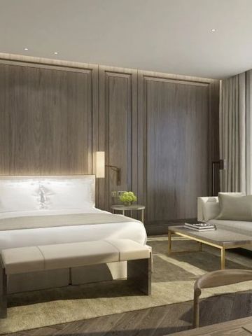 Luxus-Suite mit eleganter Einrichtung. Großes Bett und gemütliche Sitzecke.